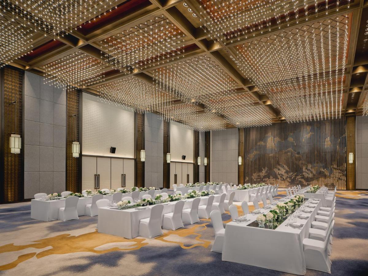 Hualuxe Kunshan Huaqiao By Ihg - F1 Racing Preferred Hotel Экстерьер фото