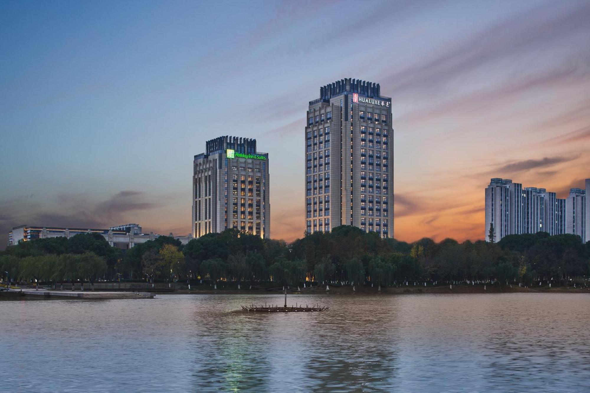 Hualuxe Kunshan Huaqiao By Ihg - F1 Racing Preferred Hotel Экстерьер фото